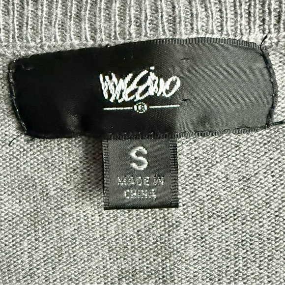 Target Women's V-Neck Sweater in Bold Fuchsia - Picture 5 of 6